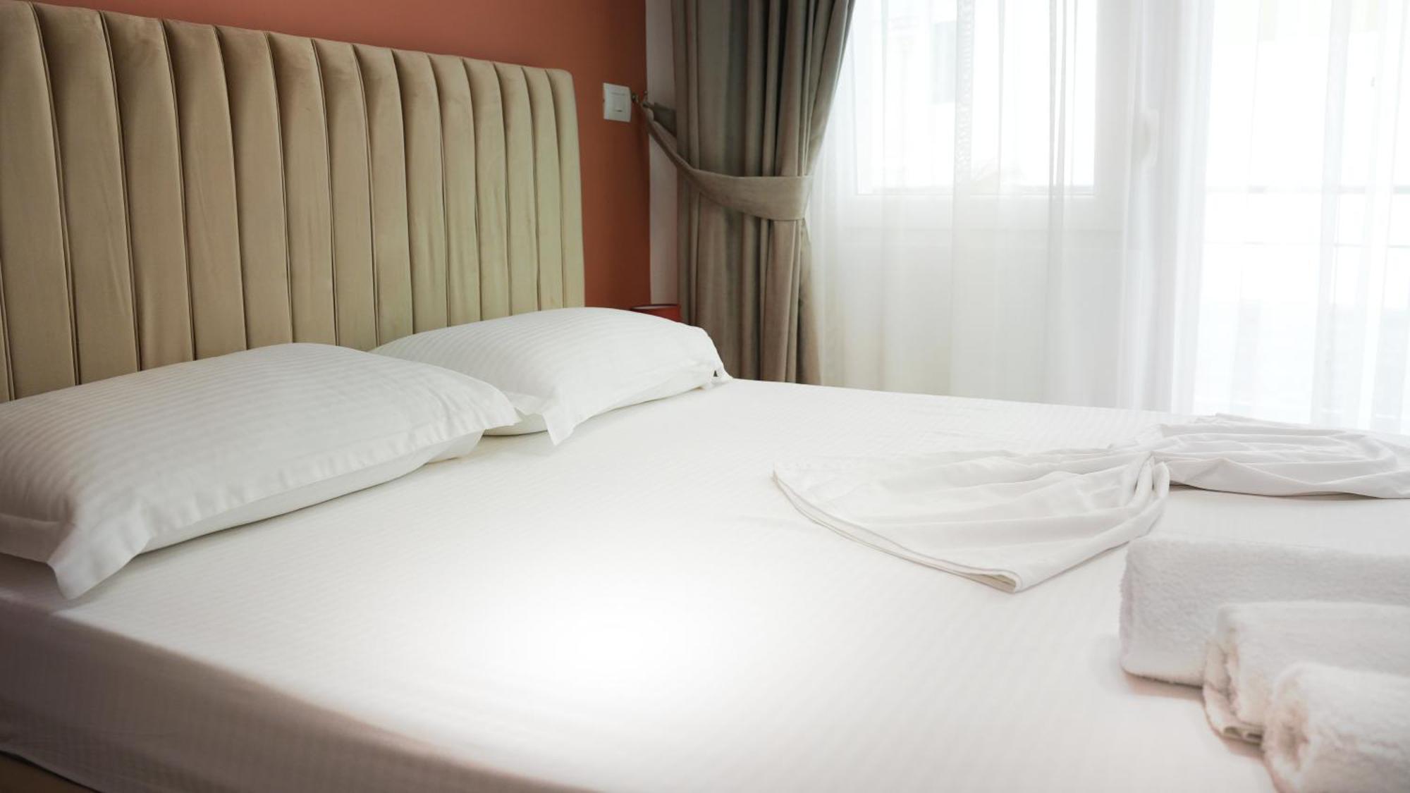Hotel Luris Golem  Bagian luar foto